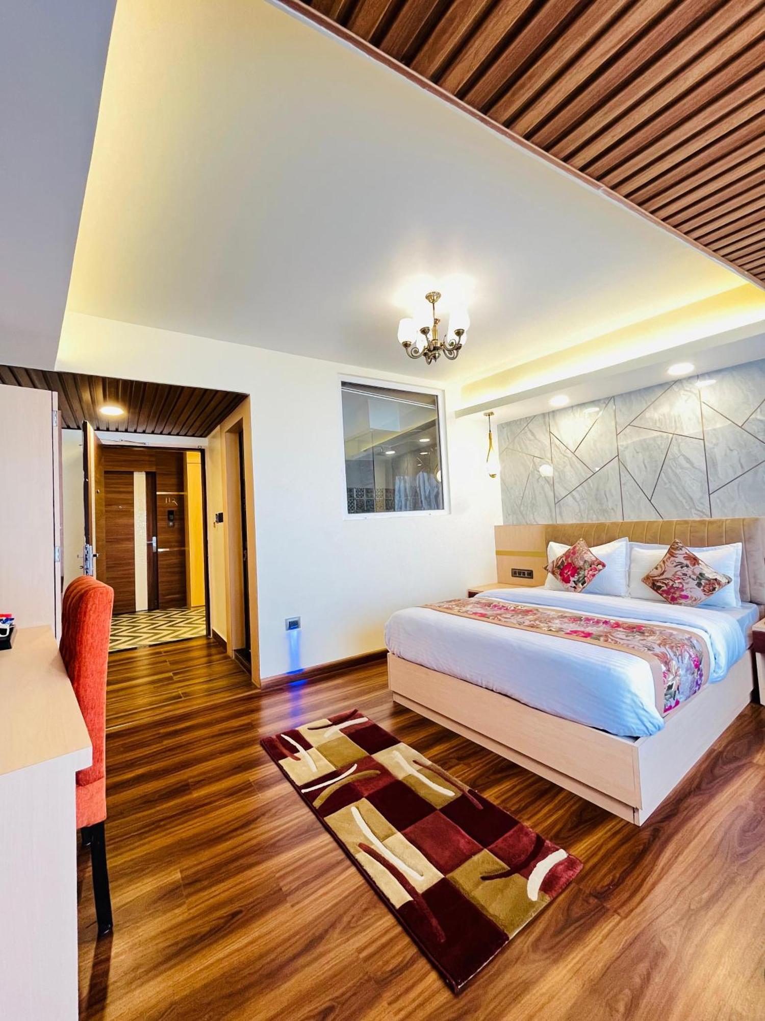Luxury Stay At Hotel Broadway Boutique Mall Road Chowrasta Near Mahakal Temple Darjeeling  Esterno foto