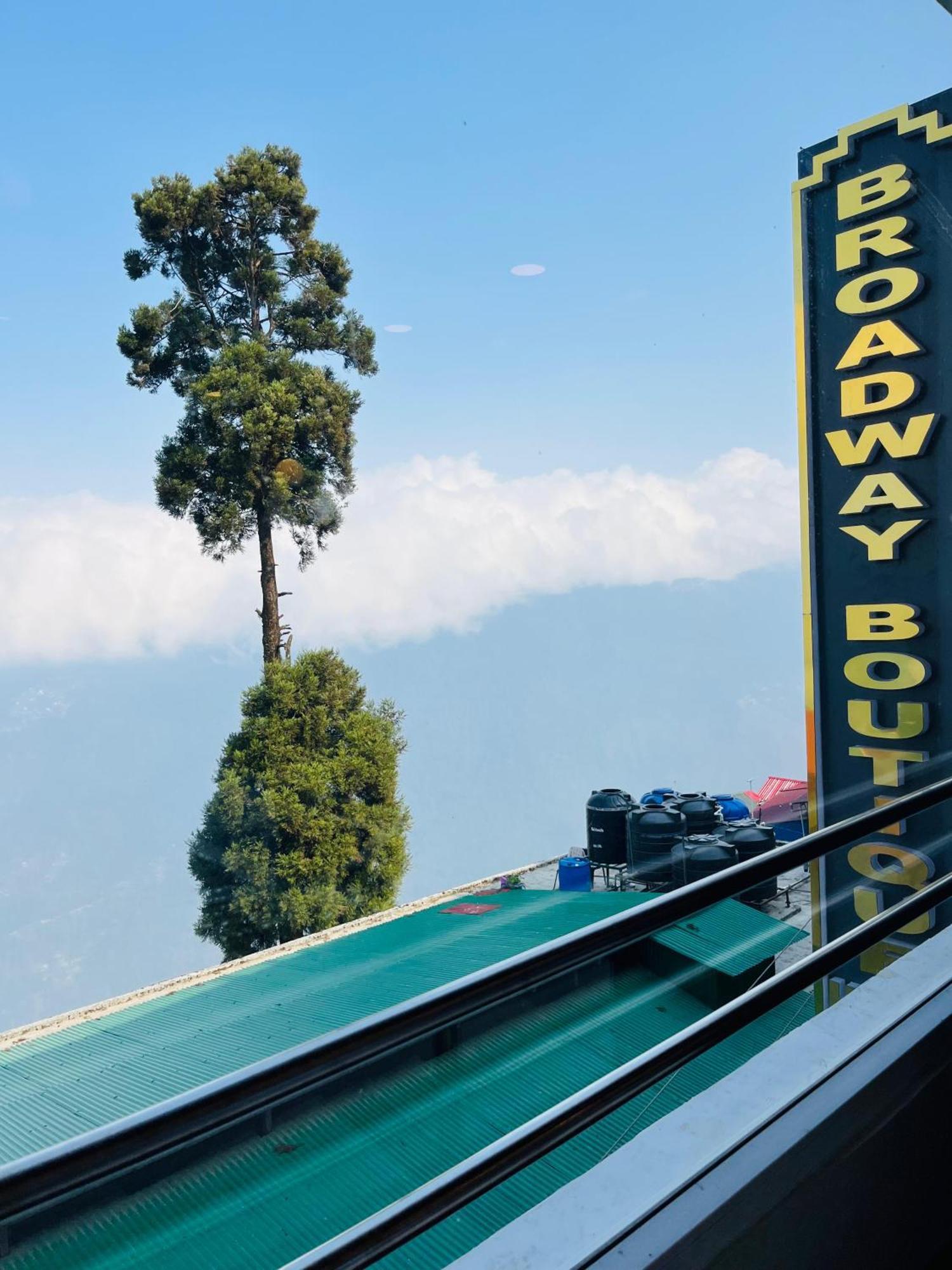 Luxury Stay At Hotel Broadway Boutique Mall Road Chowrasta Near Mahakal Temple Darjeeling  Esterno foto
