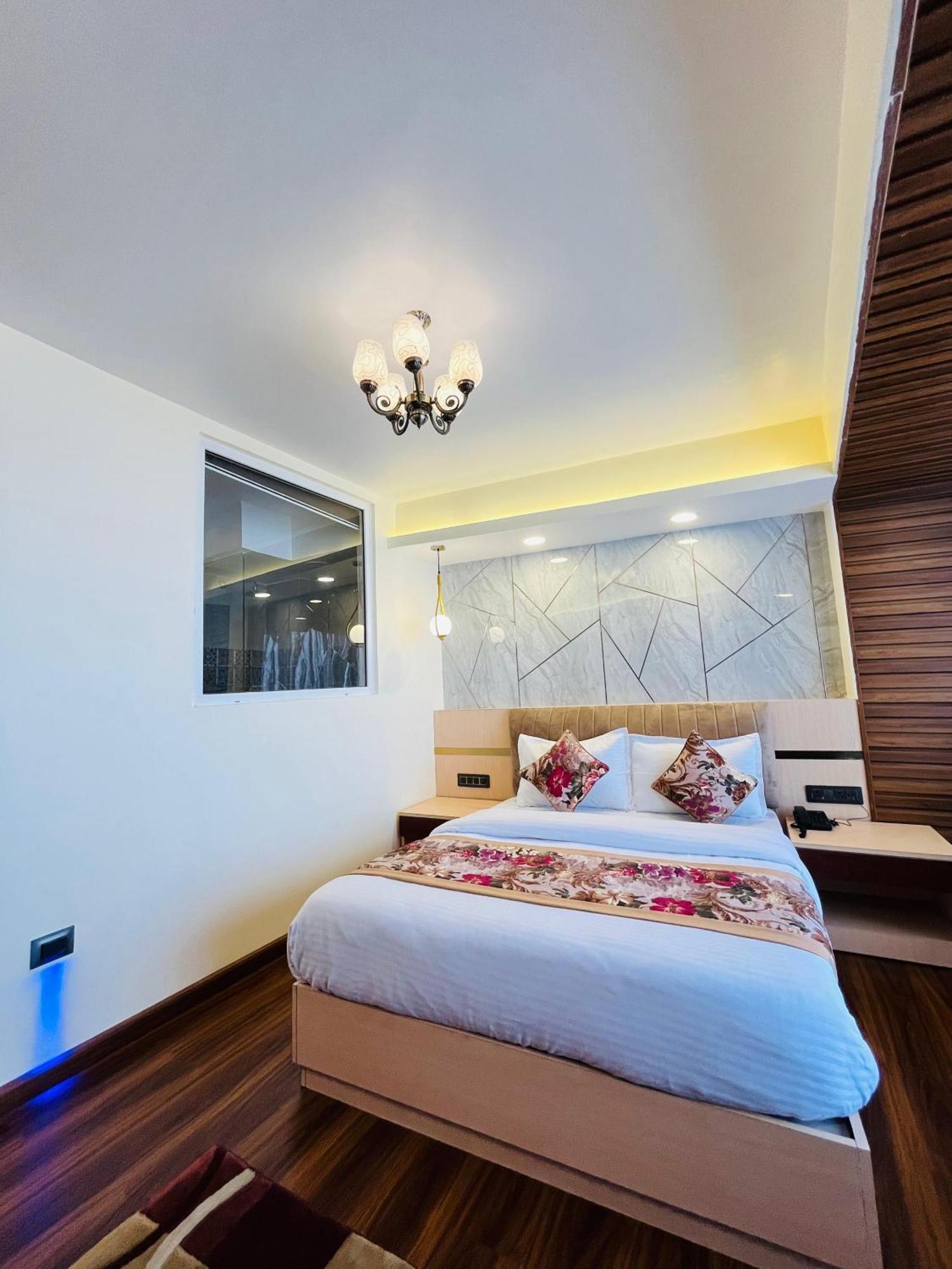 Luxury Stay At Hotel Broadway Boutique Mall Road Chowrasta Near Mahakal Temple Darjeeling  Esterno foto