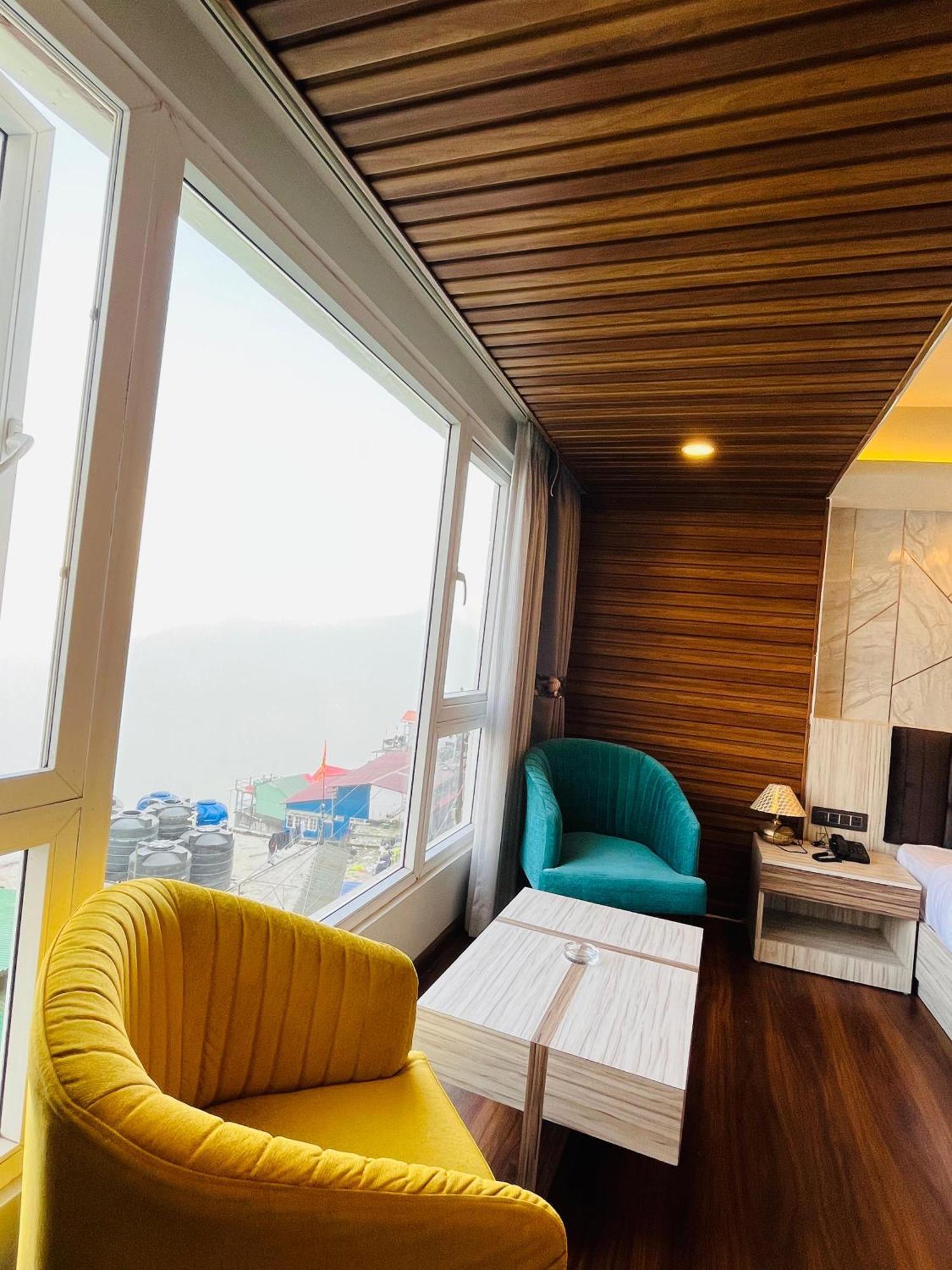 Luxury Stay At Hotel Broadway Boutique Mall Road Chowrasta Near Mahakal Temple Darjeeling  Esterno foto