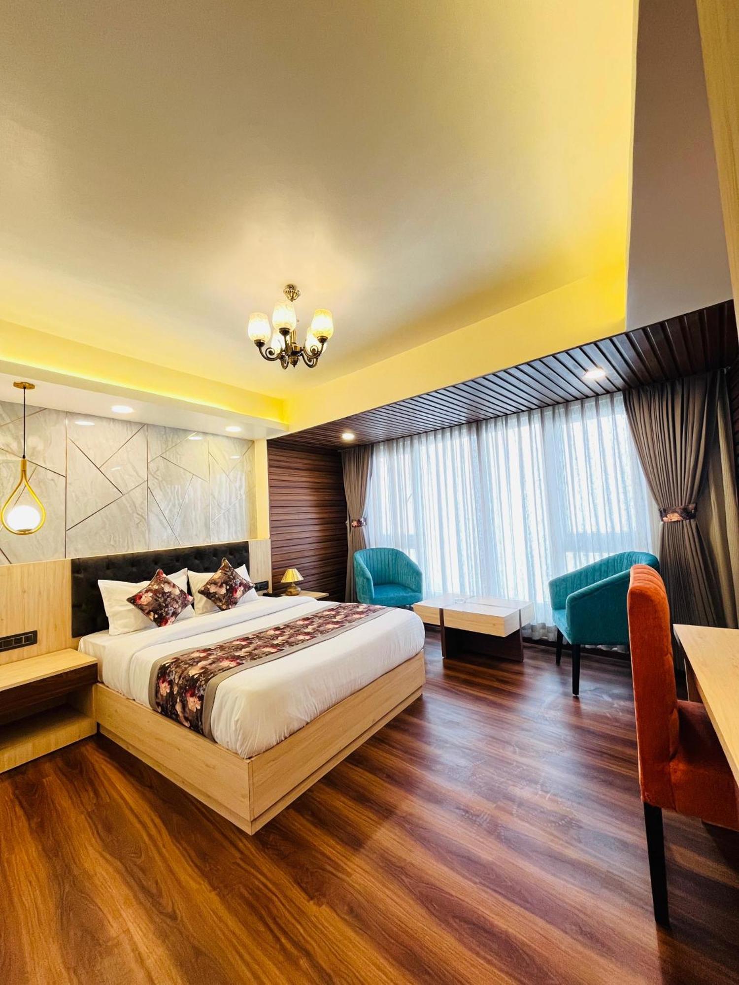 Luxury Stay At Hotel Broadway Boutique Mall Road Chowrasta Near Mahakal Temple Darjeeling  Esterno foto