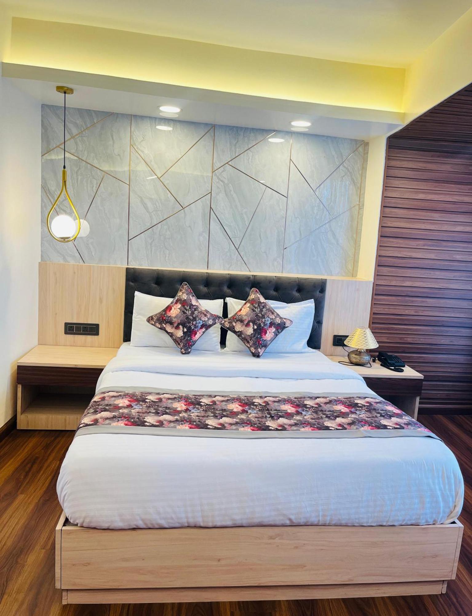Luxury Stay At Hotel Broadway Boutique Mall Road Chowrasta Near Mahakal Temple Darjeeling  Esterno foto