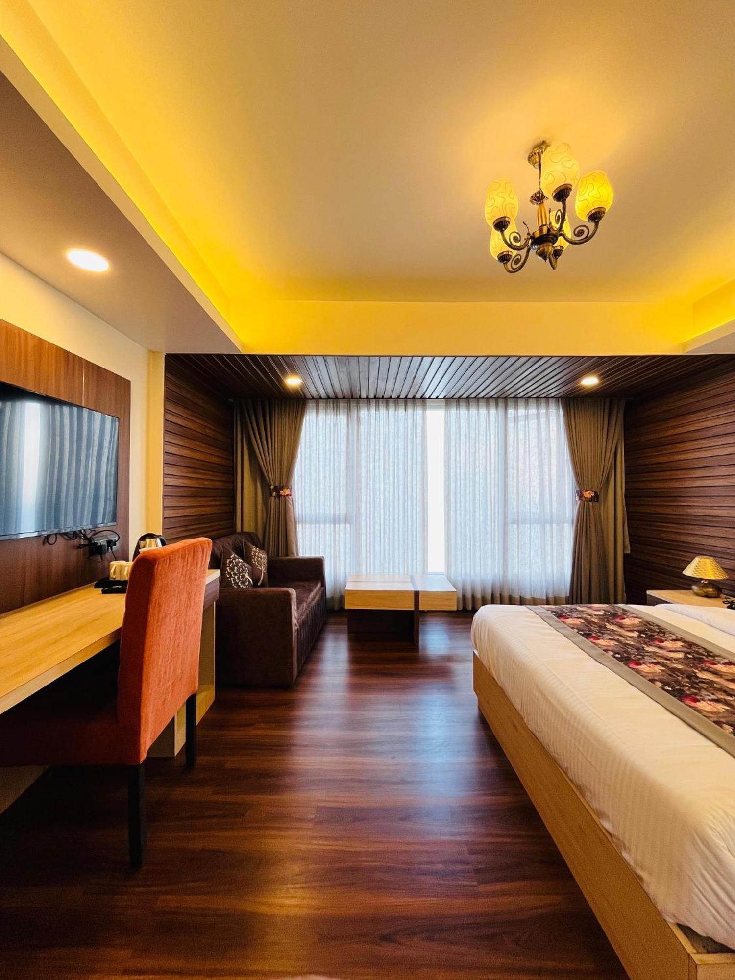 Luxury Stay At Hotel Broadway Boutique Mall Road Chowrasta Near Mahakal Temple Darjeeling  Esterno foto
