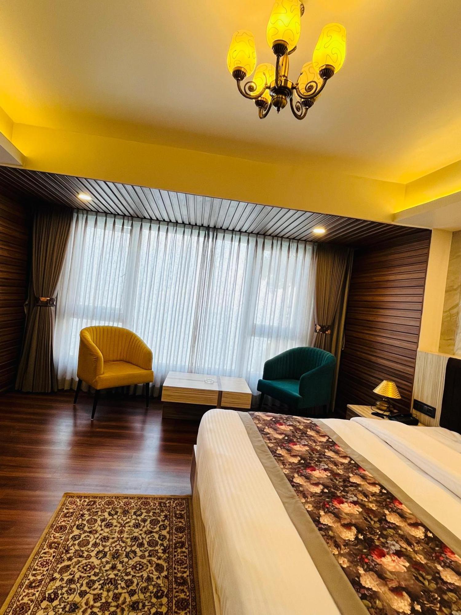 Luxury Stay At Hotel Broadway Boutique Mall Road Chowrasta Near Mahakal Temple Darjeeling  Esterno foto