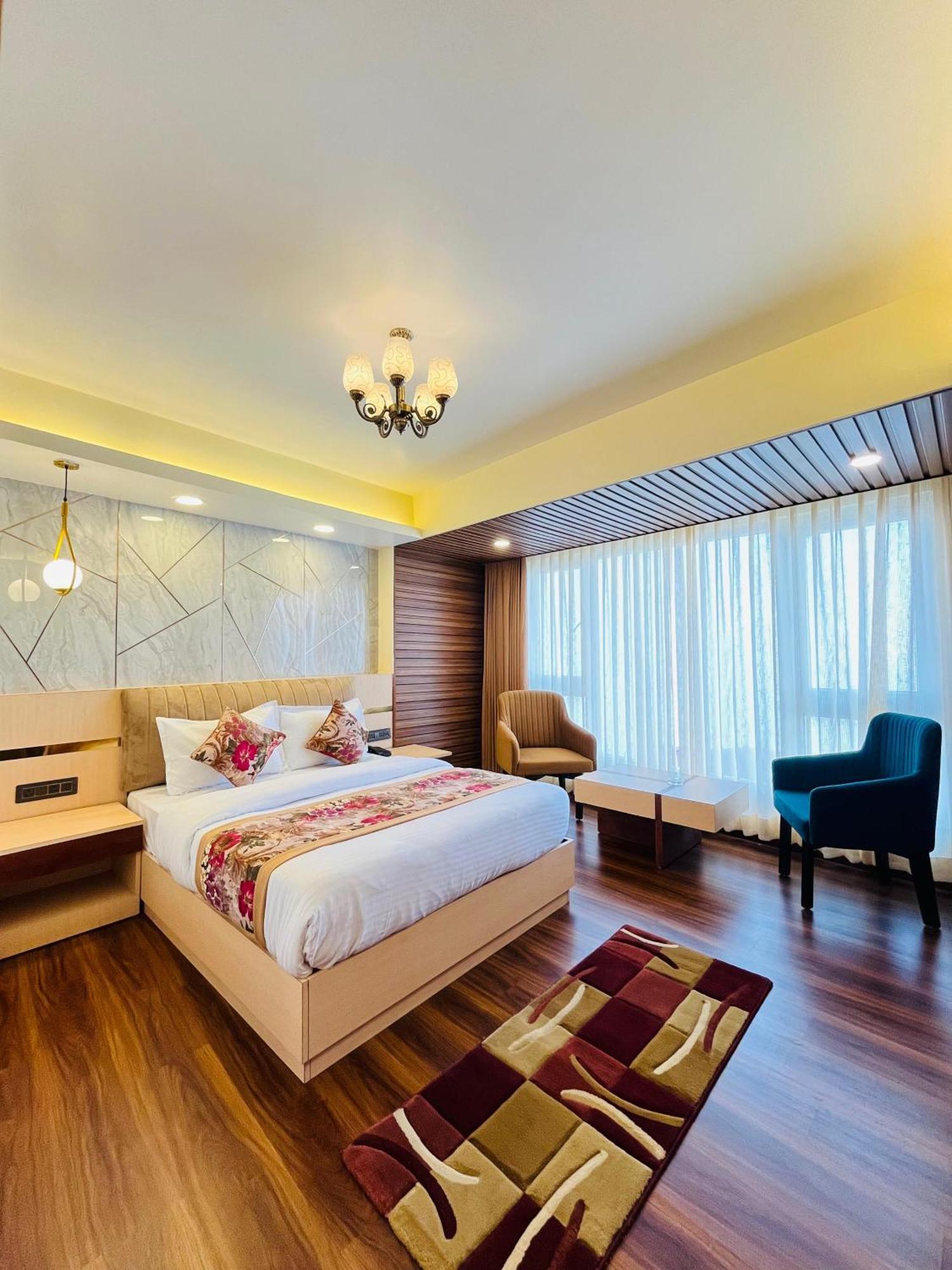 Luxury Stay At Hotel Broadway Boutique Mall Road Chowrasta Near Mahakal Temple Darjeeling  Esterno foto