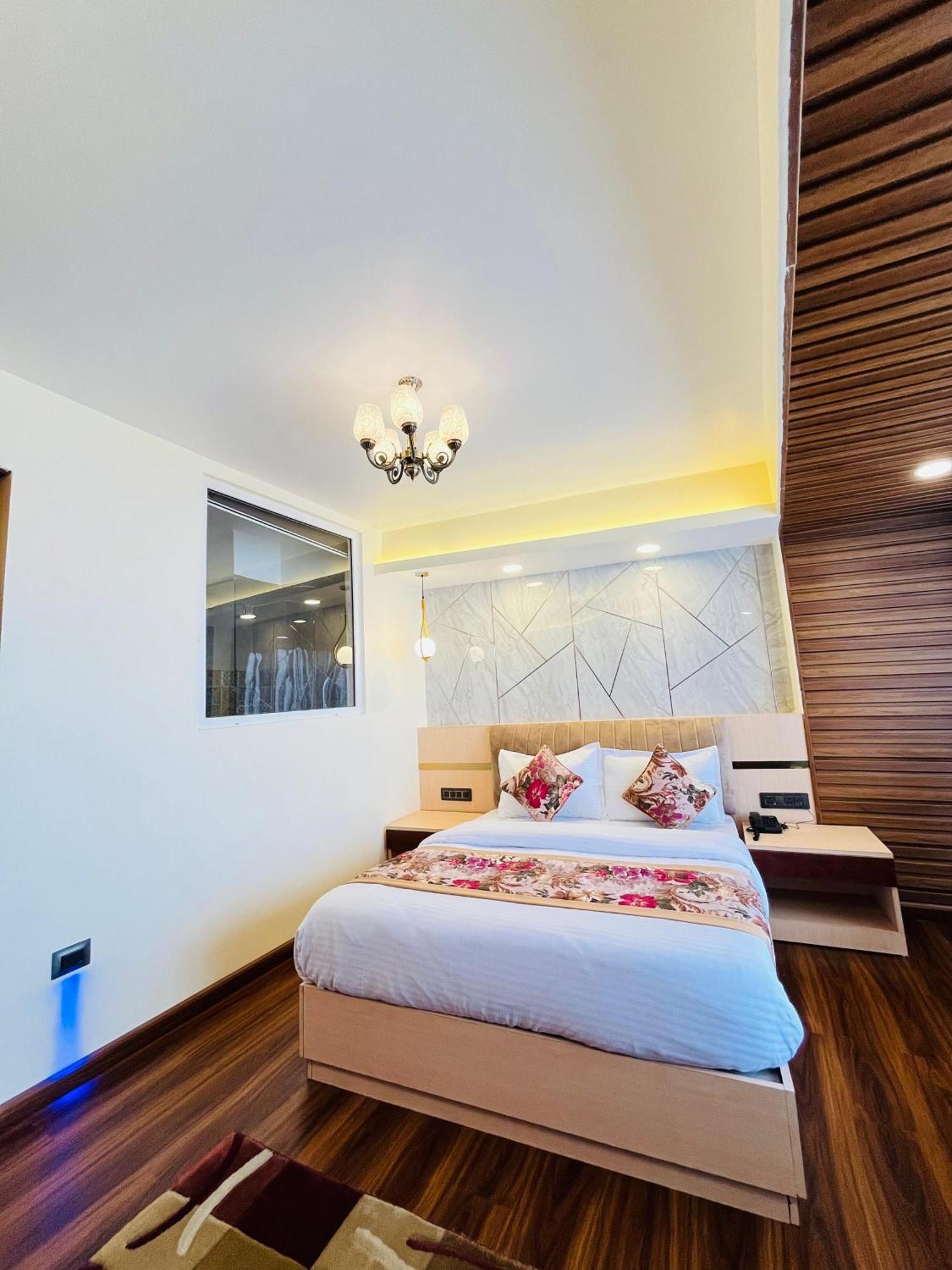Luxury Stay At Hotel Broadway Boutique Mall Road Chowrasta Near Mahakal Temple Darjeeling  Esterno foto