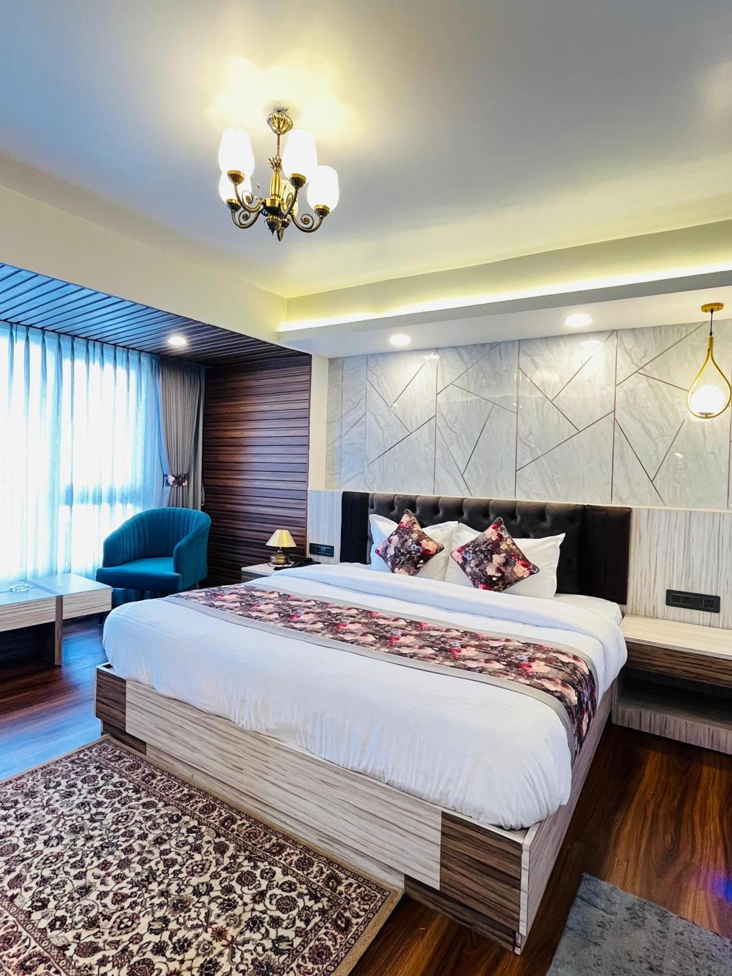 Luxury Stay At Hotel Broadway Boutique Mall Road Chowrasta Near Mahakal Temple Darjeeling  Esterno foto