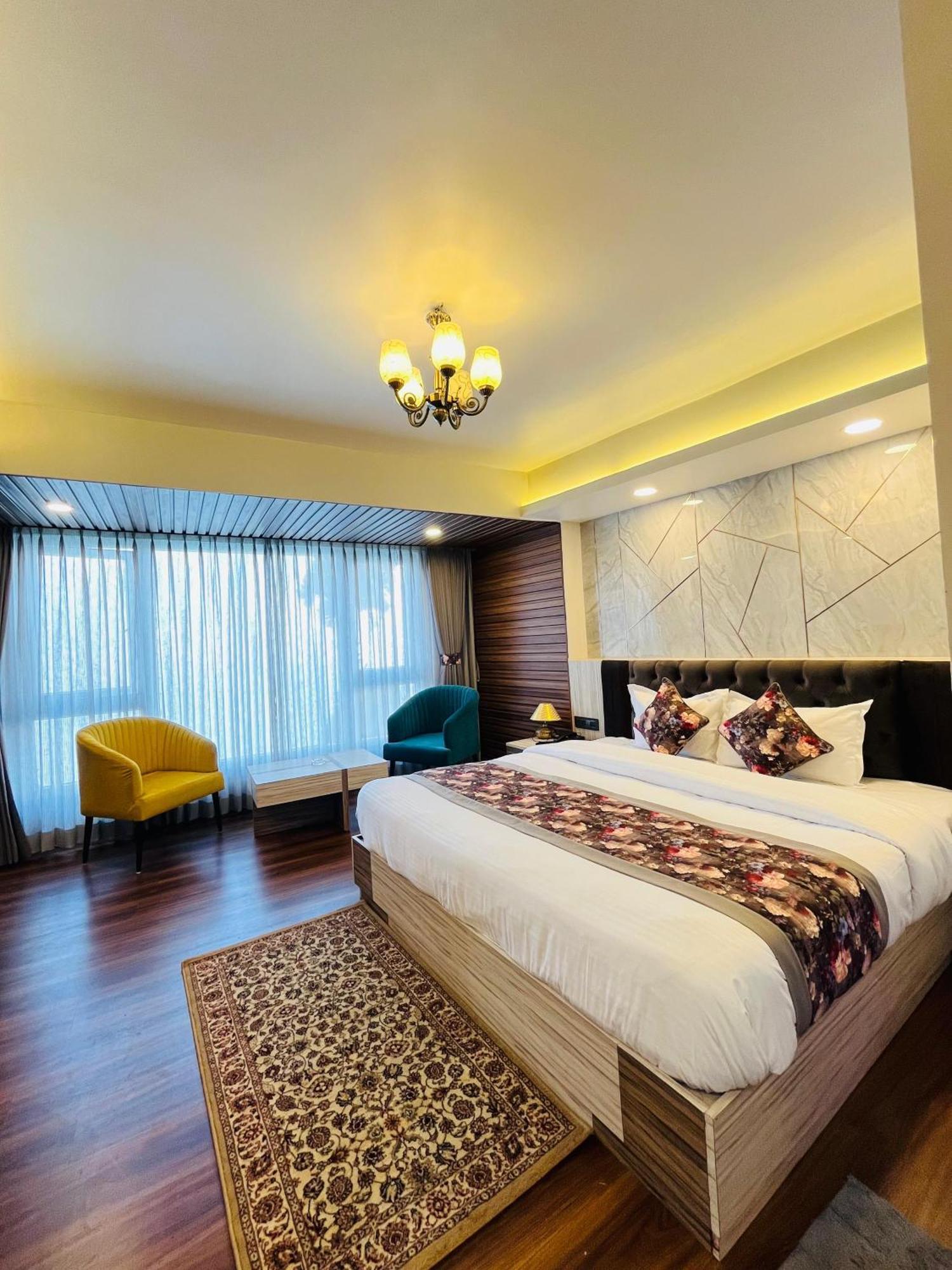 Luxury Stay At Hotel Broadway Boutique Mall Road Chowrasta Near Mahakal Temple Darjeeling  Esterno foto