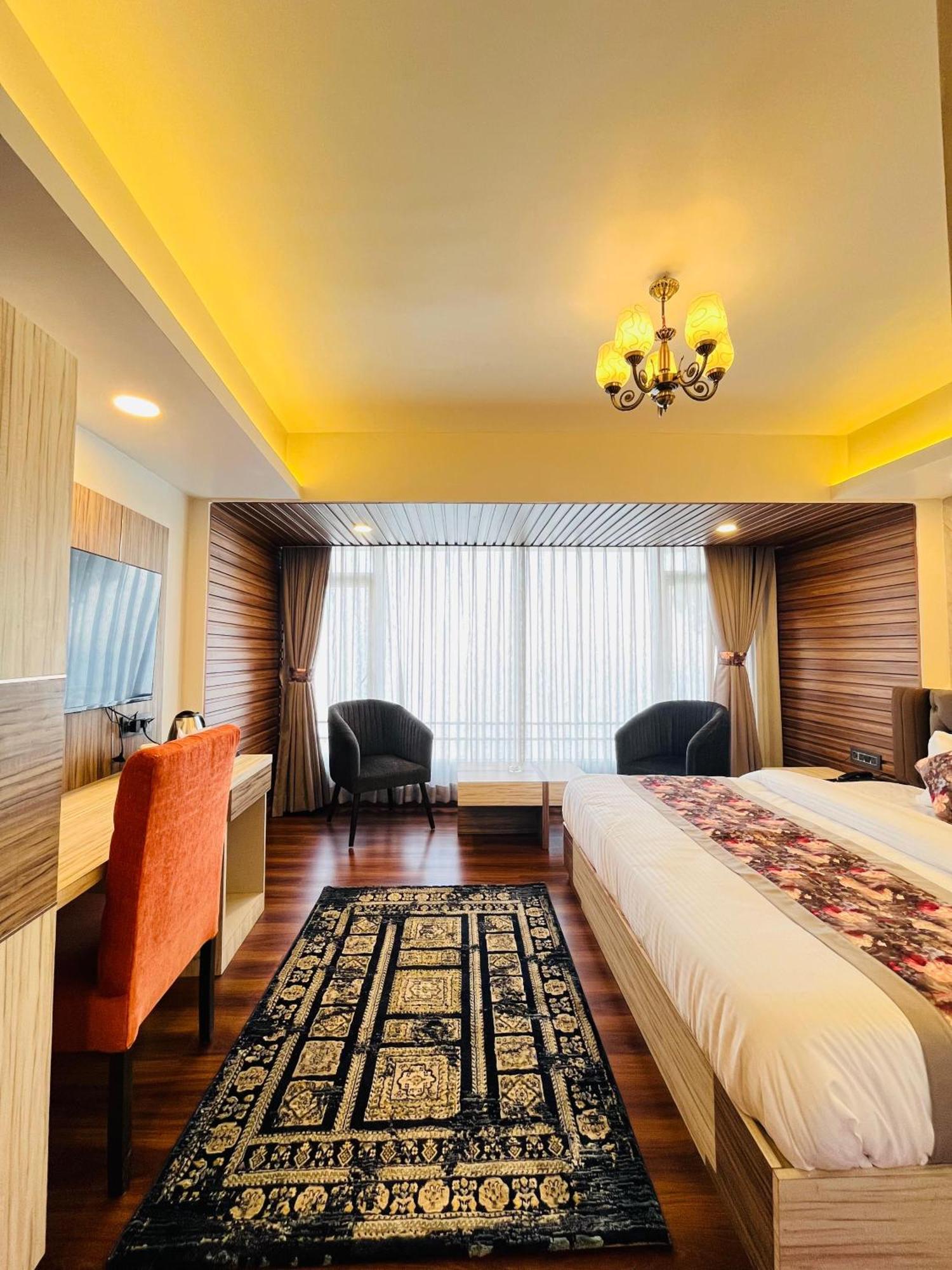Luxury Stay At Hotel Broadway Boutique Mall Road Chowrasta Near Mahakal Temple Darjeeling  Esterno foto