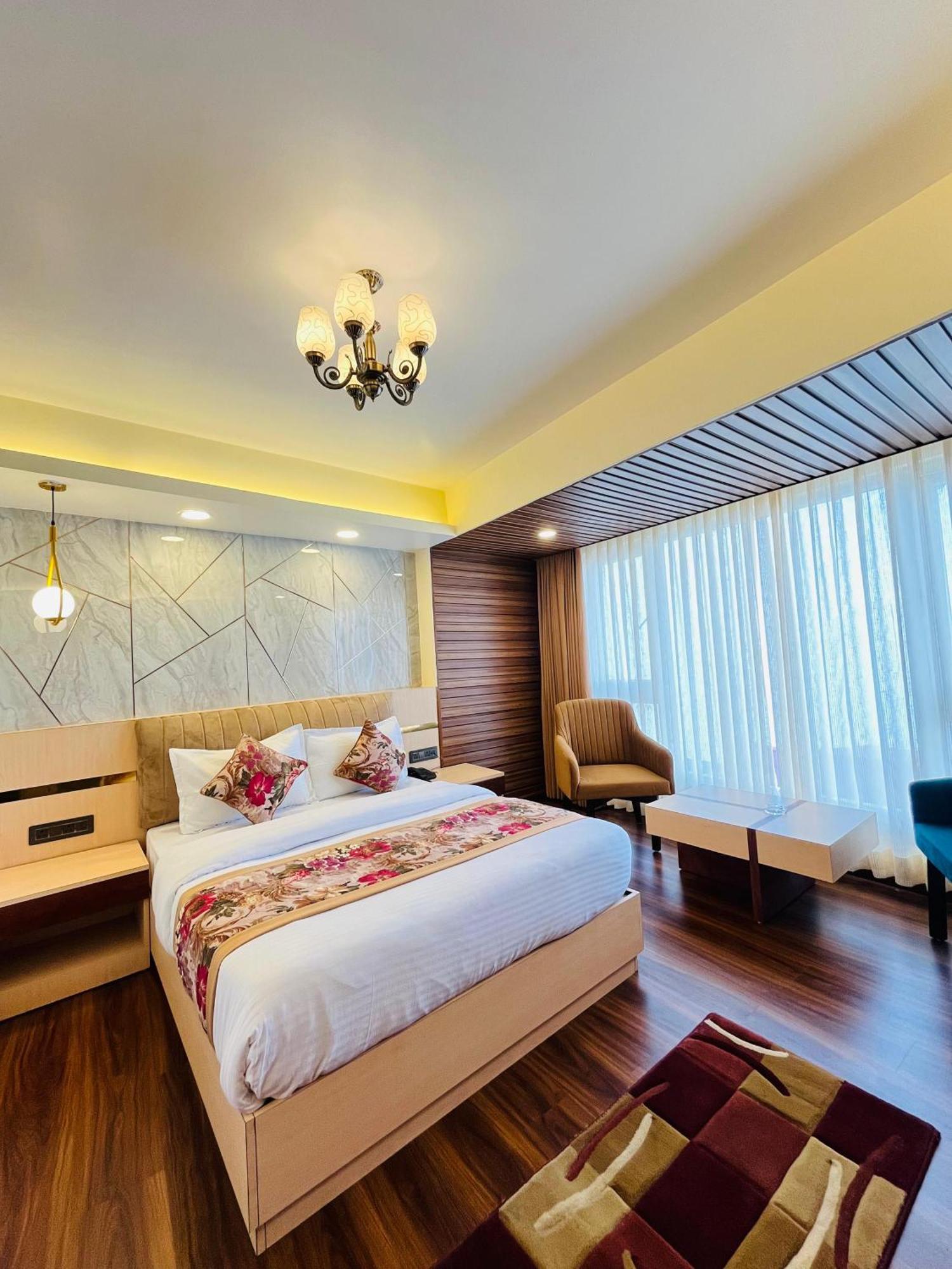 Luxury Stay At Hotel Broadway Boutique Mall Road Chowrasta Near Mahakal Temple Darjeeling  Esterno foto