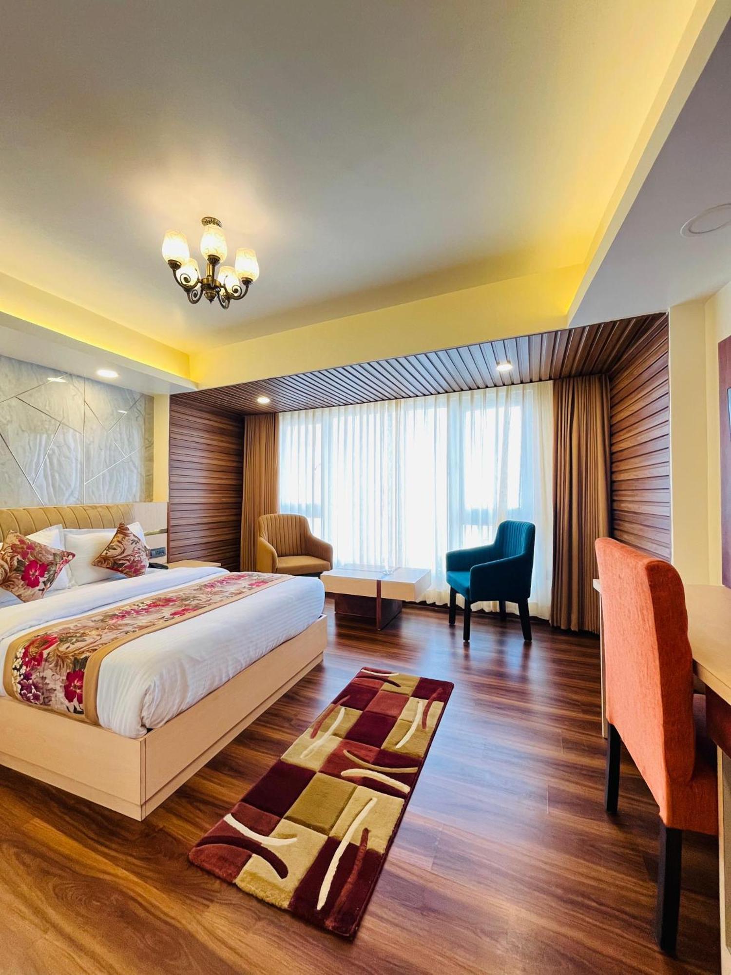 Luxury Stay At Hotel Broadway Boutique Mall Road Chowrasta Near Mahakal Temple Darjeeling  Esterno foto