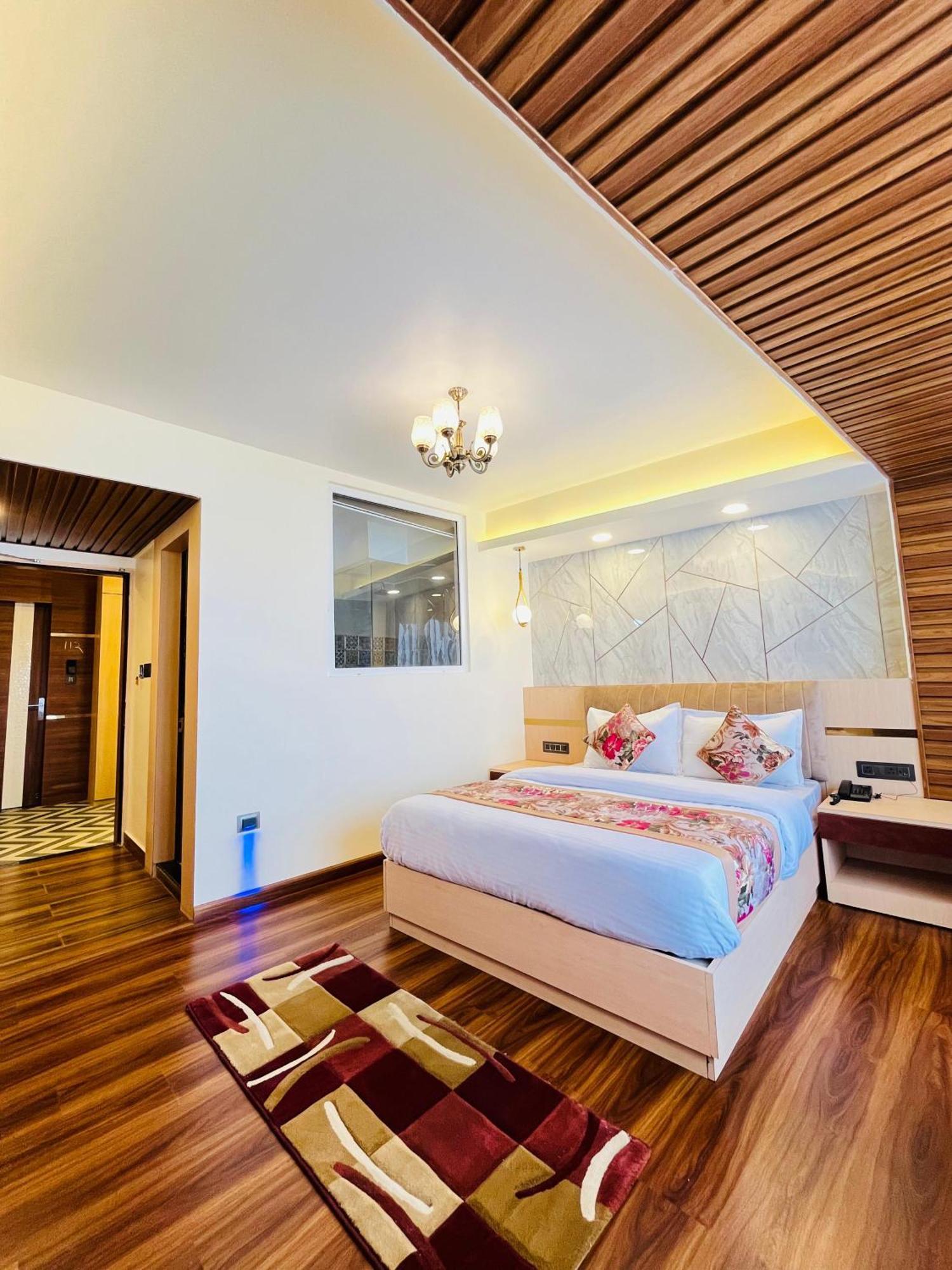 Luxury Stay At Hotel Broadway Boutique Mall Road Chowrasta Near Mahakal Temple Darjeeling  Esterno foto
