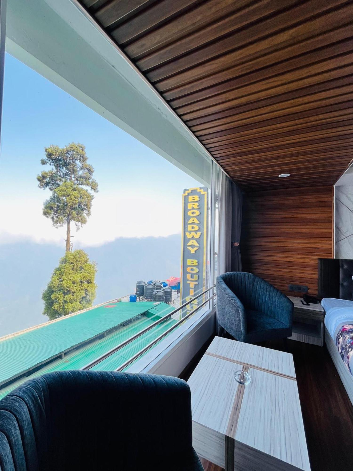Luxury Stay At Hotel Broadway Boutique Mall Road Chowrasta Near Mahakal Temple Darjeeling  Esterno foto
