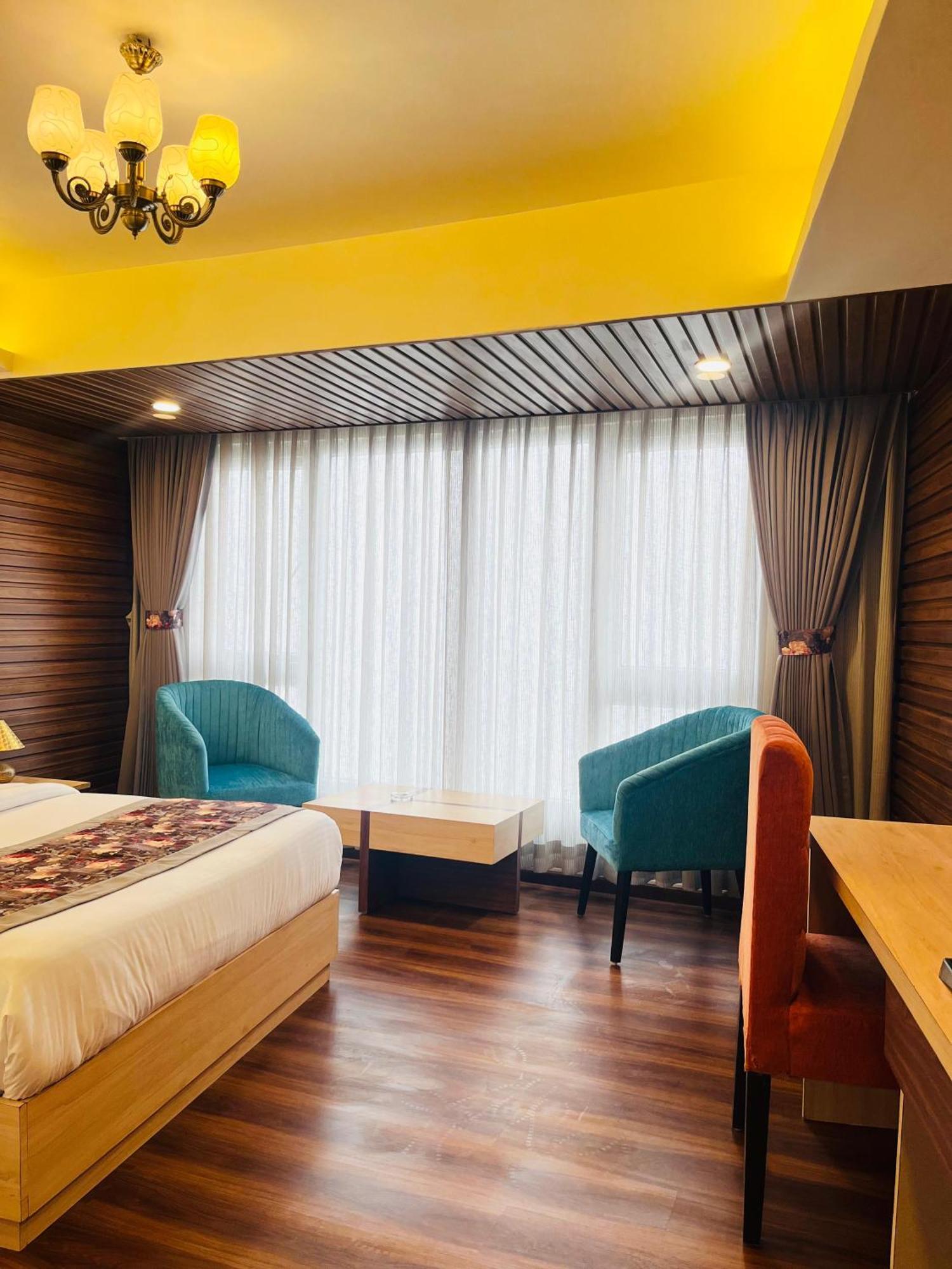 Luxury Stay At Hotel Broadway Boutique Mall Road Chowrasta Near Mahakal Temple Darjeeling  Esterno foto